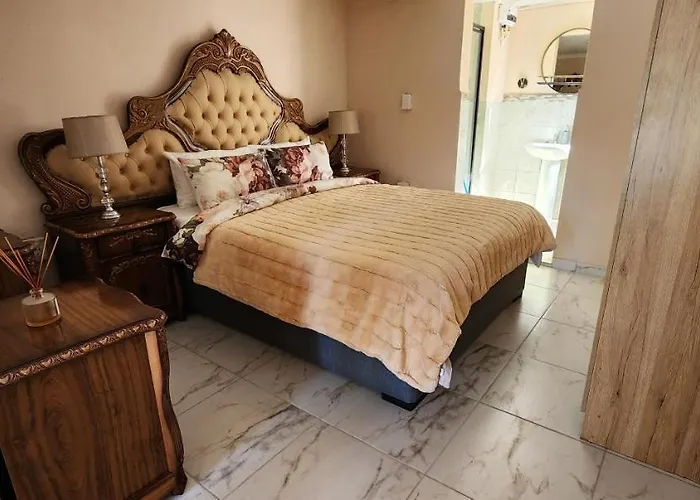 Cozy Batchelor Labiance