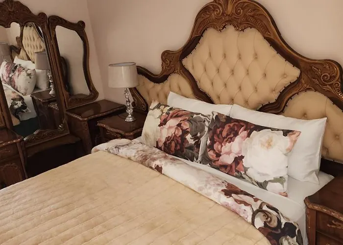 Cozy Batchelor Labiance