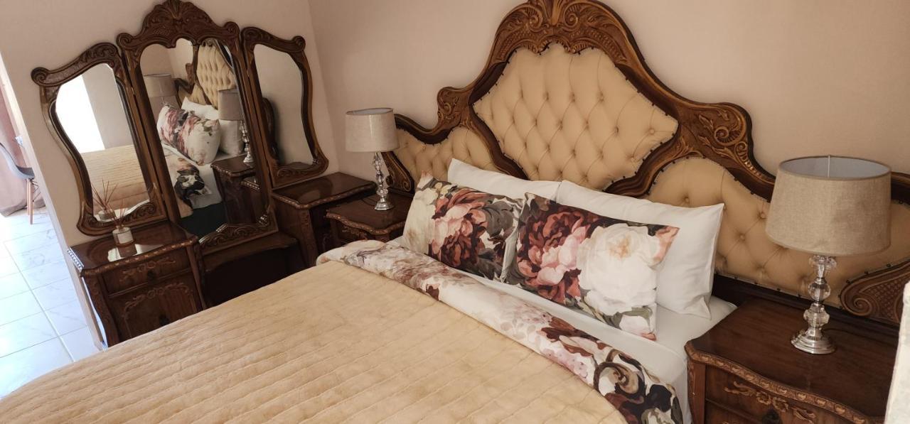 Cozy Batchelor Labiance * Cape Town