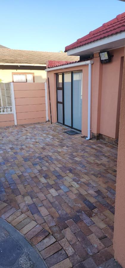 Cozy Batchelor Labiance * Cape Town